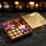 Peluş ayıcıkla süslenmiş, gurme çikolatalarla dolu şık hediye kutusu. Pembe ve kahverengi tonlarda romantik sunum detaylarıyla hazırlanmıştır.